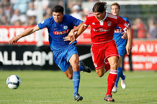 Keine Durchsetzungsprobleme für den FC Bayern. Im Bild Mario Gomez (r.)