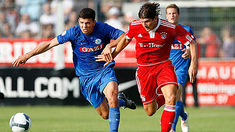 Keine Durchsetzungsprobleme für den FC Bayern. Im Bild Mario Gomez (r.)