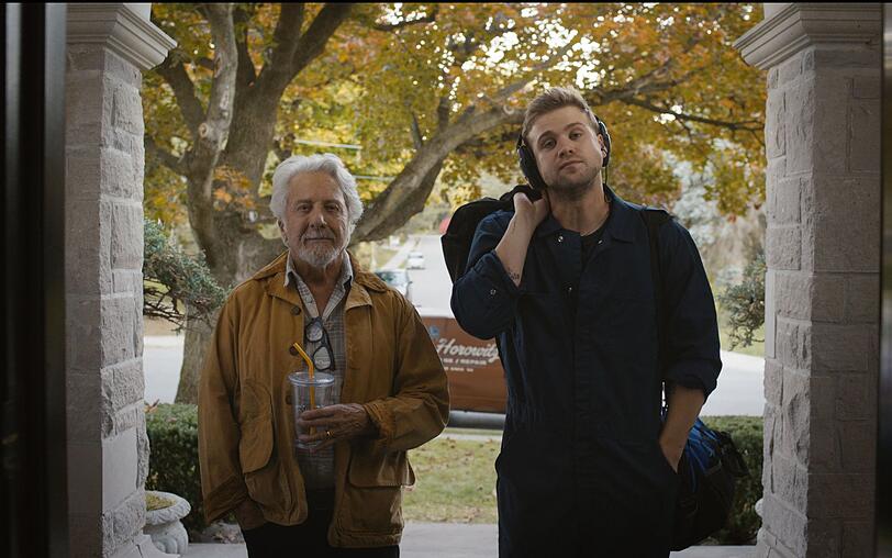 Klavierstimmer Harry (Dustin Hoffman, links) ist fast taub, sein Lehrling Niki (Leo Woodall) h&ouml;rt daf&uuml;r umso besser.