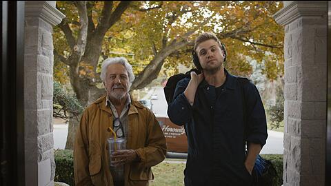 Klavierstimmer Harry (Dustin Hoffman, links) ist fast taub, sein Lehrling Niki (Leo Woodall) h&ouml;rt daf&uuml;r umso besser.