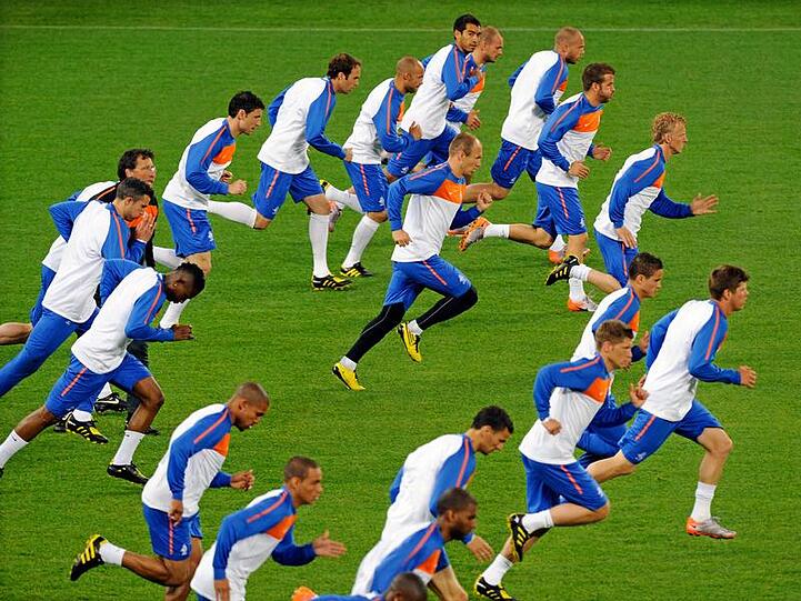 Arjen Robben (M) steht auch bei der Nationalmannschaft im Mittelpunkt.