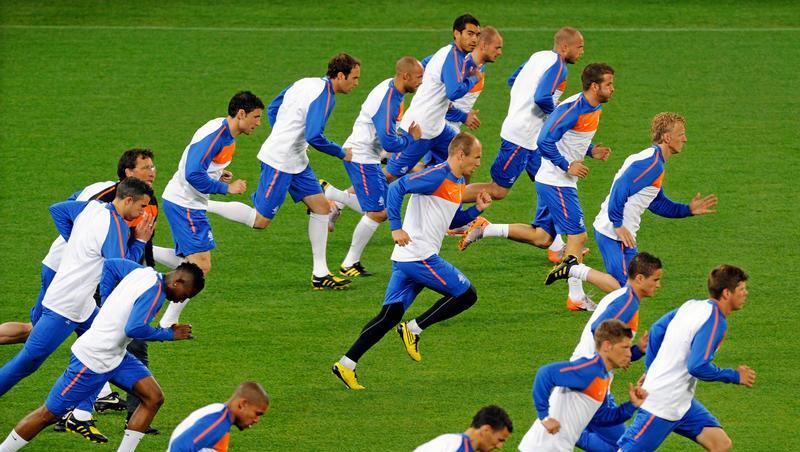 Arjen Robben (M) steht auch bei der Nationalmannschaft im Mittelpunkt. Arjen Robben (M) steht auch bei der Nationalmannschaft im Mittelpunkt.