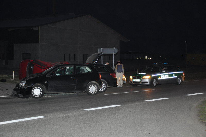 Beim Einfahren in die Kreuzung missachtete ein Fahrer die Vorfahrtsregeln. Sein Auto wurde von zwei weiteren gerammt und durch die Luft geschleudert.