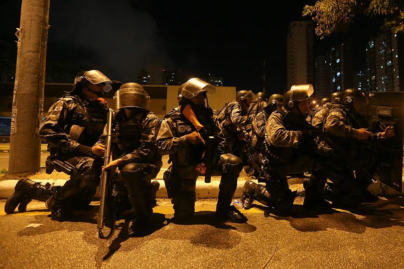 Knapp ein Jahr vor der Fußball-WM in Brasilien erlebt das Land einen ungeahnten Sturm des Protestes.