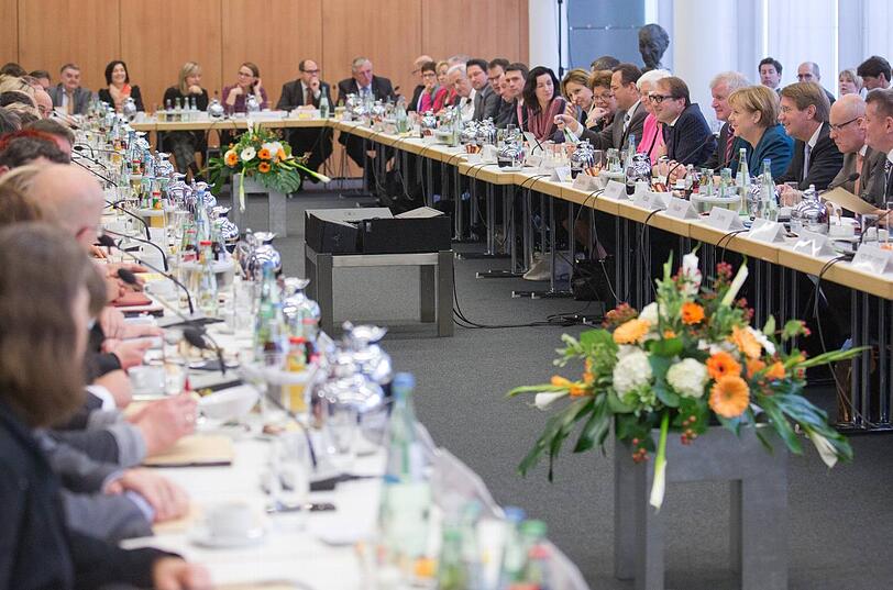 Eine "Mischung aus Wiener Kongress und Bundesversammlung" nannte SPD-Geschäftsführer Thomas Oppermann die Riesen-Koalitionsrunde aus 75 Mitgliedern am Mittwoch in der CDU-Zentrale.
