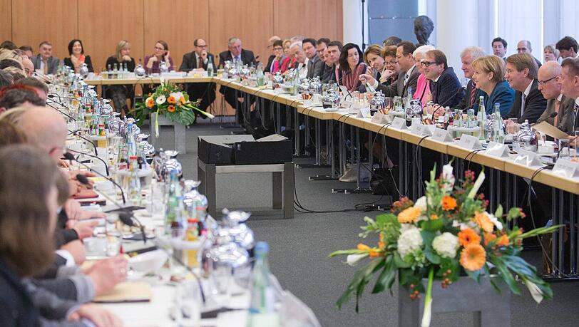 Eine "Mischung aus Wiener Kongress und Bundesversammlung" nannte SPD-Geschäftsführer Thomas Oppermann die Riesen-Koalitionsrunde aus 75 Mitgliedern am Mittwoch in der CDU-Zentrale. Eine "Mischung aus Wiener Kongress und Bundesversammlung" nannte SPD-Geschäftsführer Thomas Oppermann die Riesen-Koalitionsrunde aus 75 Mitgliedern am Mittwoch in der CDU-Zentrale.