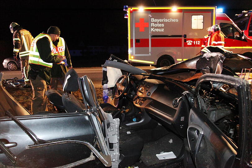Schwerer Unfall auf der Staatsstraße 2550 bei Altötting. Der Fahrer des Wagens starb noch am Unfallort.