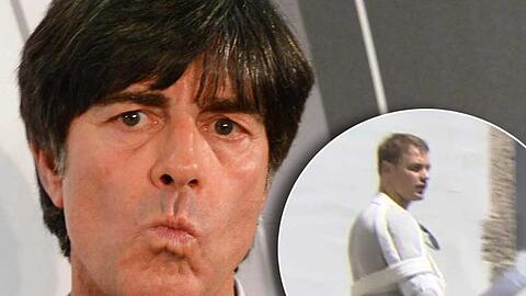 Sorgenvoller Blick: Bundestrainer Joachim Löw will das Projekt WM-Sieg starten, hat aber gleich zahlreiche Verletzte in seinen Reihen. Zum Beispiel Manuel Neuer. Der kam am Montag mit Arm in der Schlinge vom Doc.
