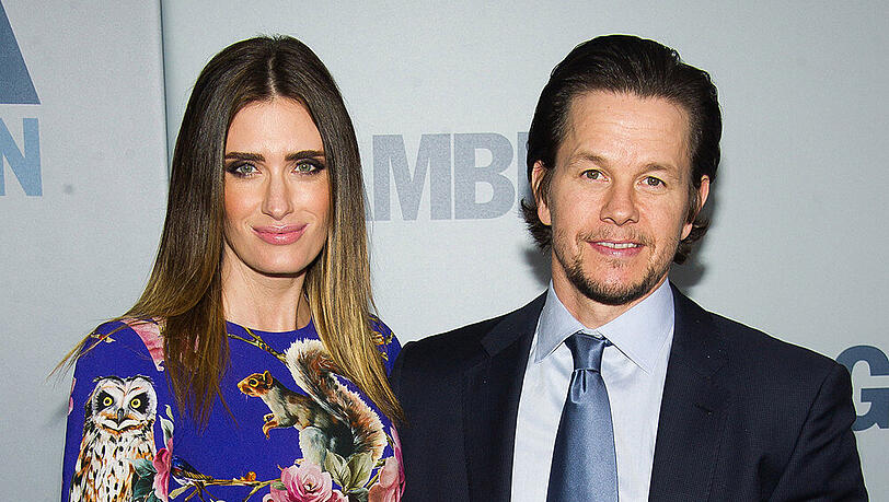 Rhea (l.) springt für ihren Göttergatten Mark Wahlberg (r.) in die Bresche