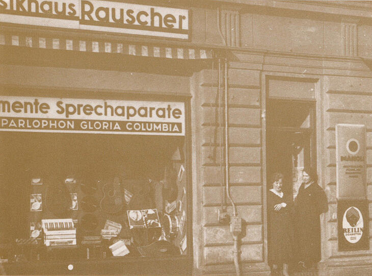 1924: Erstmals werden auch Radios und Grammophone verkauft.