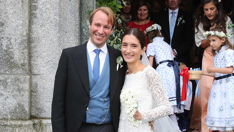 Konstantin von Bayern und seine Frau Deniz kommen nach ihrer Trauung aus der Kirche.