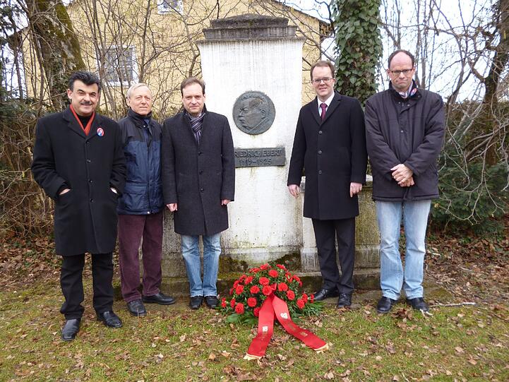 Stadtratskandidat Cumali Naz, BA-Kandidat Jürgen Heidegger, Stadtrat Ingo Mittermaier, MdL Markus Rinderspacher und BA-Mitglied Michael Welzel am Friedrich-Ebert-Brunnen in Trudering.