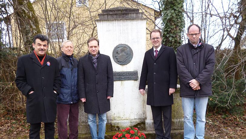 Stadtratskandidat Cumali Naz, BA-Kandidat Jürgen Heidegger, Stadtrat Ingo Mittermaier, MdL Markus Rinderspacher und BA-Mitglied Michael Welzel am Friedrich-Ebert-Brunnen in Trudering. Stadtratskandidat Cumali Naz, BA-Kandidat Jürgen Heidegger, Stadtrat Ingo Mittermaier, MdL Markus Rinderspacher und BA-Mitglied Michael Welzel am Friedrich-Ebert-Brunnen in Trudering.