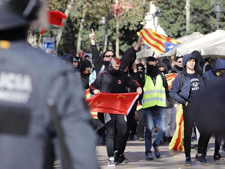 Polizisten stehen in Barcelona Tausenden Demonstranten gegenüber.