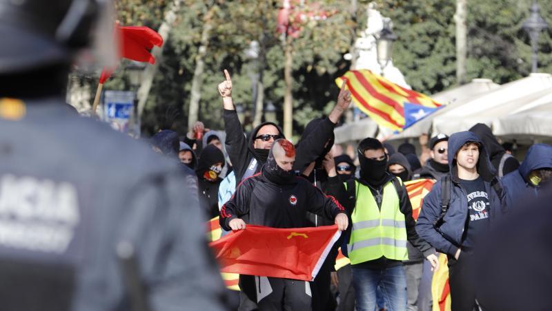 Polizisten stehen in Barcelona Tausenden Demonstranten gegenüber. Polizisten stehen in Barcelona Tausenden Demonstranten gegenüber.
