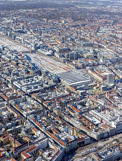 Schnee über dem Bahnhofsviertel und dem Hauptbahnhof.