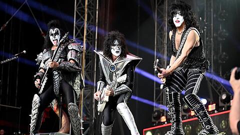 Kiss auf dem Münchner Königsplatz: (v.l.) Gene Simmons, Tommy Thayer und Paul Stanley.
