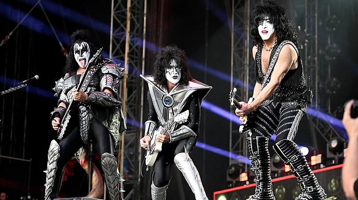 Kiss auf dem Münchner Königsplatz: (v.l.) Gene Simmons, Tommy Thayer und Paul Stanley.