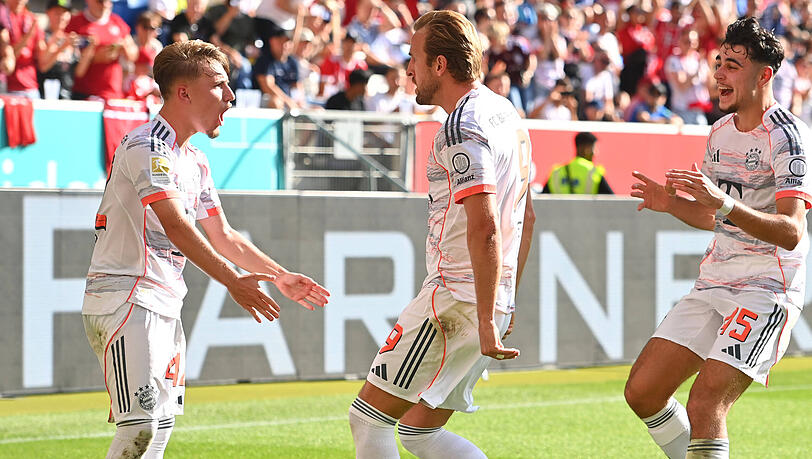 Drin das Ding, danke Dir! Harry Kane (Mitte) stürmt nach seinem Treffer zum 0:1 in Hoffenheim auf Vorlagengeber Lennart Karl (l.) zu, auch Aleksandar Pavlović ist begeistert.