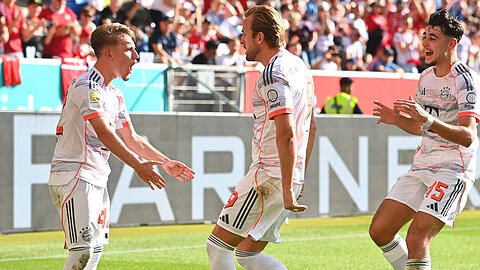 Drin das Ding, danke Dir! Harry Kane (Mitte) stürmt nach seinem Treffer zum 0:1 in Hoffenheim auf Vorlagengeber Lennart Karl (l.) zu, auch Aleksandar Pavlović ist begeistert.