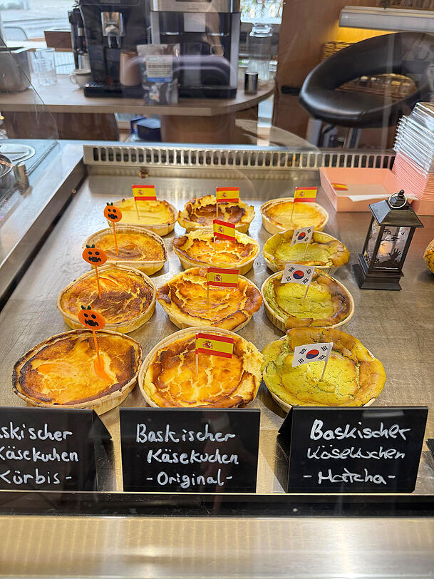 Der Käsekuchen ist baskisch inspiriert. Der Käsekuchen ist baskisch inspiriert.