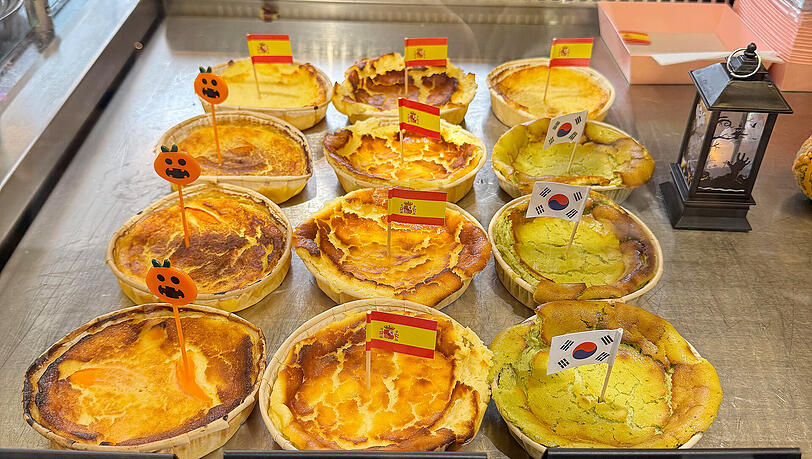 Der Käsekuchen ist baskisch inspiriert. Der Käsekuchen ist baskisch inspiriert.