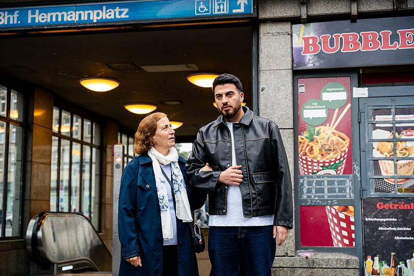 Content-Creator Tahsim Durgun macht mit seiner Tante Zeynep in der Comedy-Reportage "Deutschland, ich k&uuml;ss dein Herz" einen Roadtrip durch Deutschland.