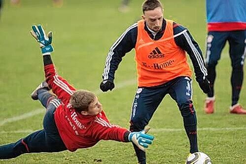 Zeigt im Bayern-Training wieder alte Klasse: Franck Ribéry (r.) umdribbelt Ersatztorhüter Thomas Kraft.