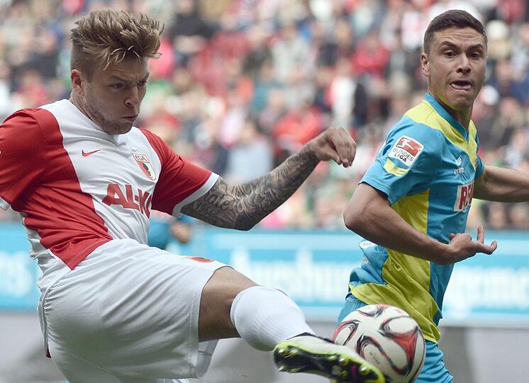 Augsburgs Alexander Esswein (links) im Duell mit dem Kölner Jonas Hector.