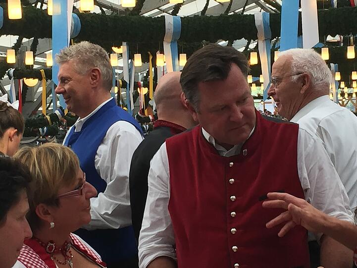 ... oder ratschen. Während Bürgermeister Josef Schmid vorn mit einer Runde Wiesntisch-Gewinnerinnen plaudert, steht Dieter Reiter nur wenige Schritte entfernt.