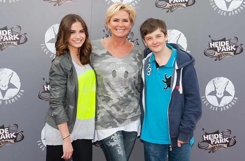Claudia Effenberg (m) mit ihren Kindern Lucia (l) und Thomas (r) bei einer Veranstaltung im Heide Park Soltau im März 2014.