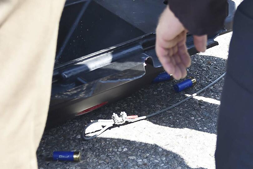 Die Polizei entdeckte am Unfallort auch ein Gewehr und Munition.