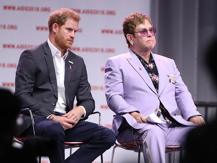 Elton John und Prinz Harry sind eng befreundet.