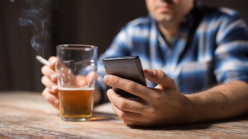 Langeweile und Stress können den Konsum von Zigaretten und Alkohol fördern.