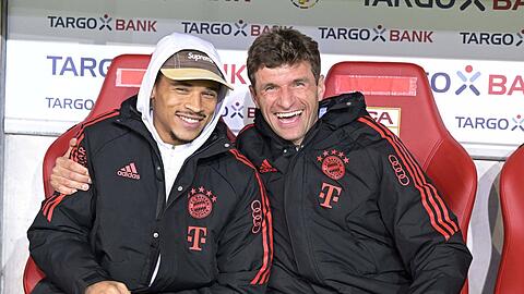 Gut gelaunt in Augsburg: der verletzte Leroy Sané (l.) und Thomas Müller, der kurz vor Schluss eingewechselt wurde.