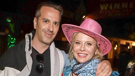 Mit Alexander König - hier bei der Premiere der Karl-May-Festspiele 2024 - ist Eva Habermann seit 2021 verlobt.