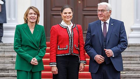 Kronprinzessin Victoria (Mitte) ist in Berlin eingetroffen, hier an der Seite von Frank-Walter Steinmeier und seiner Frau Elke Büdenbender.