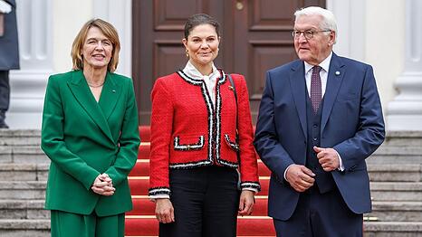 Kronprinzessin Victoria (Mitte) ist in Berlin eingetroffen, hier an der Seite von Frank-Walter Steinmeier und seiner Frau Elke Büdenbender.