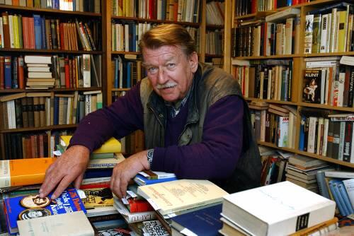 Georg P. Salzmann hat in seinem Haus in Gräfelfing eine einmalige Bibliothek der verbrannten Bücher gesammelt.