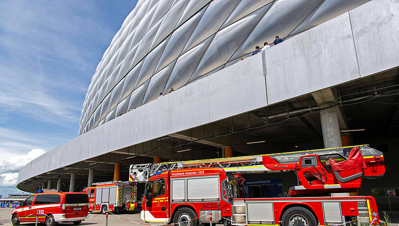 Archivbild: W&auml;hrend des EM-Vorrundenspiels zwischen Rum&auml;nien und der Ukraine stehen vor der Allianz Arena mehrere Feuerwehrfahrzeuge.