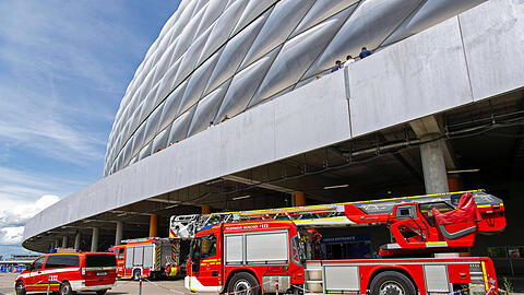 Archivbild: W&auml;hrend des EM-Vorrundenspiels zwischen Rum&auml;nien und der Ukraine stehen vor der Allianz Arena mehrere Feuerwehrfahrzeuge.
