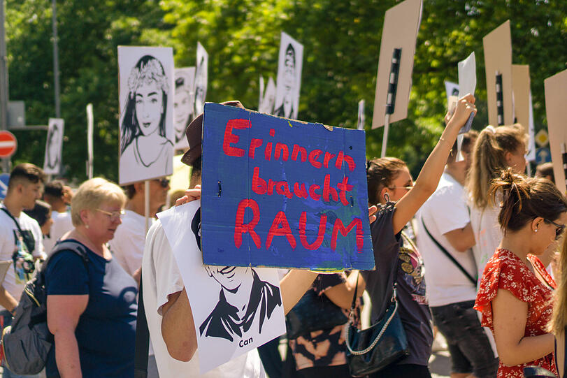 Immer wieder gedachten die M&uuml;nchner in den vergangenen Jahren der Opfer des rechtsextremen Anschlags am Olympia-Einkaufszentrum &ndash; hier ein Traumarsch im Juli 2022.