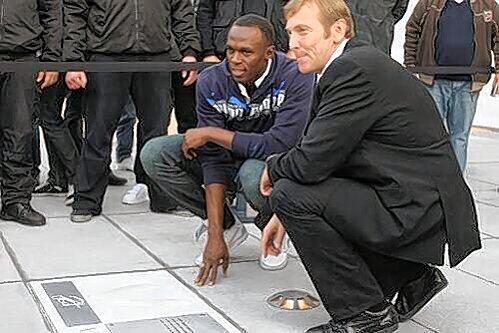 Ab in die Hocke zum &bdquo;Walk of Fame&ldquo; in Herzogenaurach: Sprint-Weltstar Usain Bolt und Puma-Boss Jochen Zeitz (rechts).