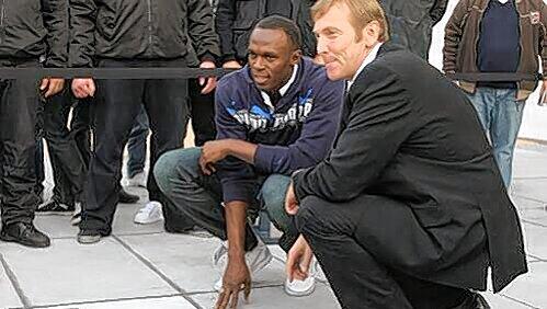 Ab in die Hocke zum „Walk of Fame“ in Herzogenaurach: Sprint-Weltstar Usain Bolt und Puma-Boss Jochen Zeitz (rechts). Ab in die Hocke zum „Walk of Fame“ in Herzogenaurach: Sprint-Weltstar Usain Bolt und Puma-Boss Jochen Zeitz (rechts).