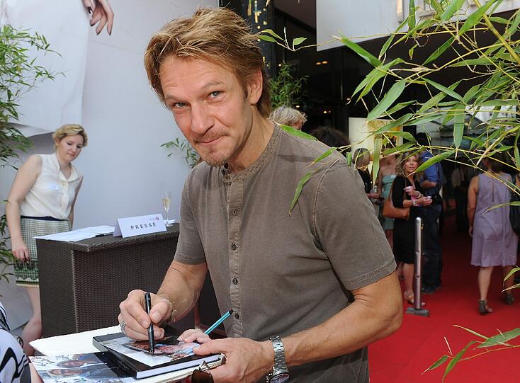 Der Schauspieler Thure Riefenstein, bekannt aus der Sat.1-Verfilmung "Die Wanderhure", gibt Autogramme.