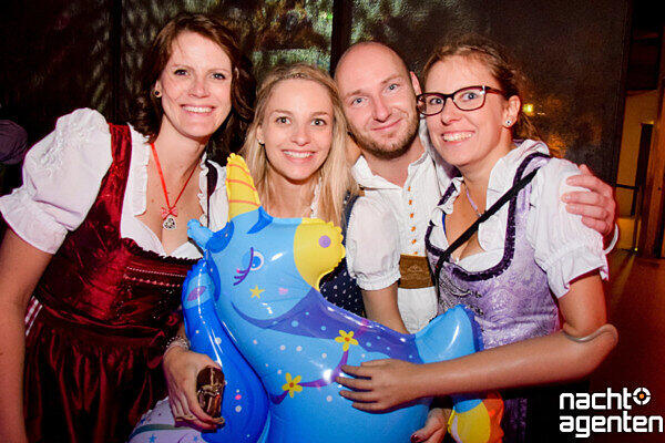 Zur Wiesn machen die Münchner im Neuraum nonstop Party.