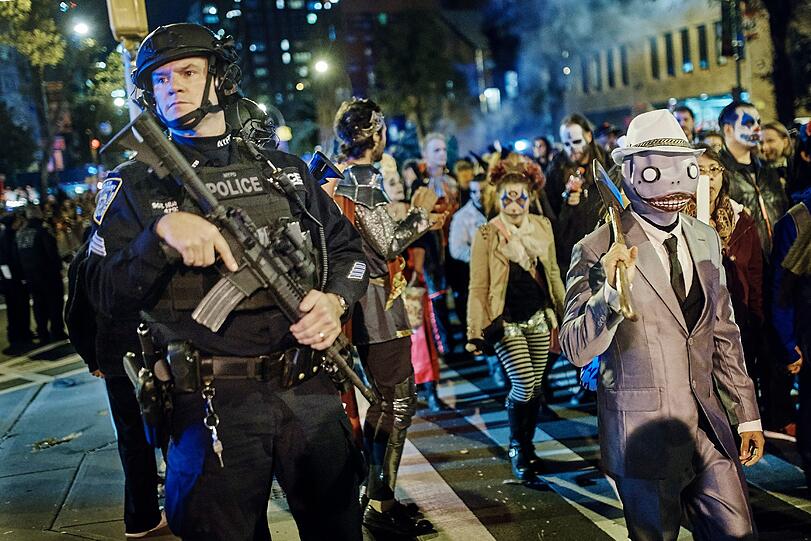 Terror-Angst? Von wegen! Die New Yorker feierten nicht nur Halloween, sondern zeigten damit gleichzeitig den Terroristen die kalte Schulter.