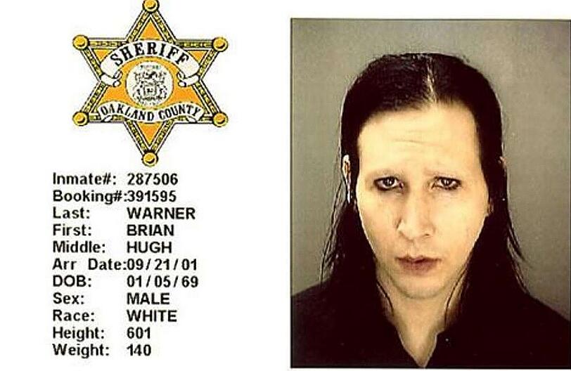 Marilyn Manson landete wegen eines sexuellen Vergehens 2001 im Gefängnis. Bürgerlich heißt der Rocker übrigens Brian Hugh Warner.