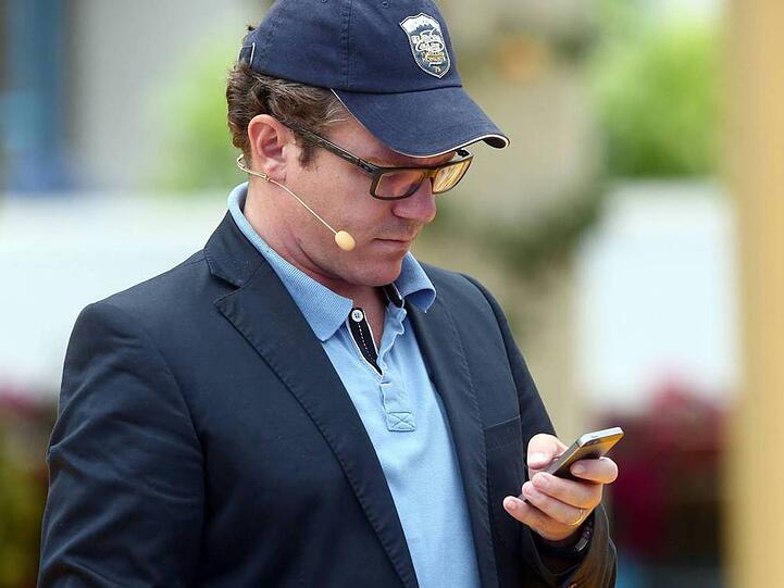 Auch Stefan Mross riskiert offenbar gerne mal einen Blick auf sein Smartphone
