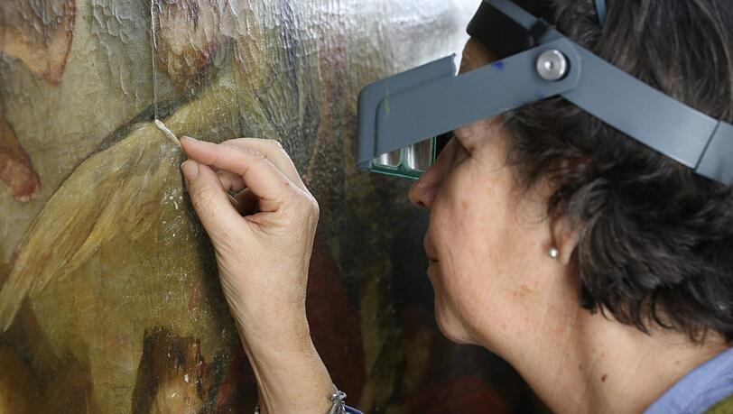 Barbara Staudacher reinigt mit speziellen Flüssigkeiten ein Bild. Barbara Staudacher reinigt mit speziellen Flüssigkeiten ein Bild.